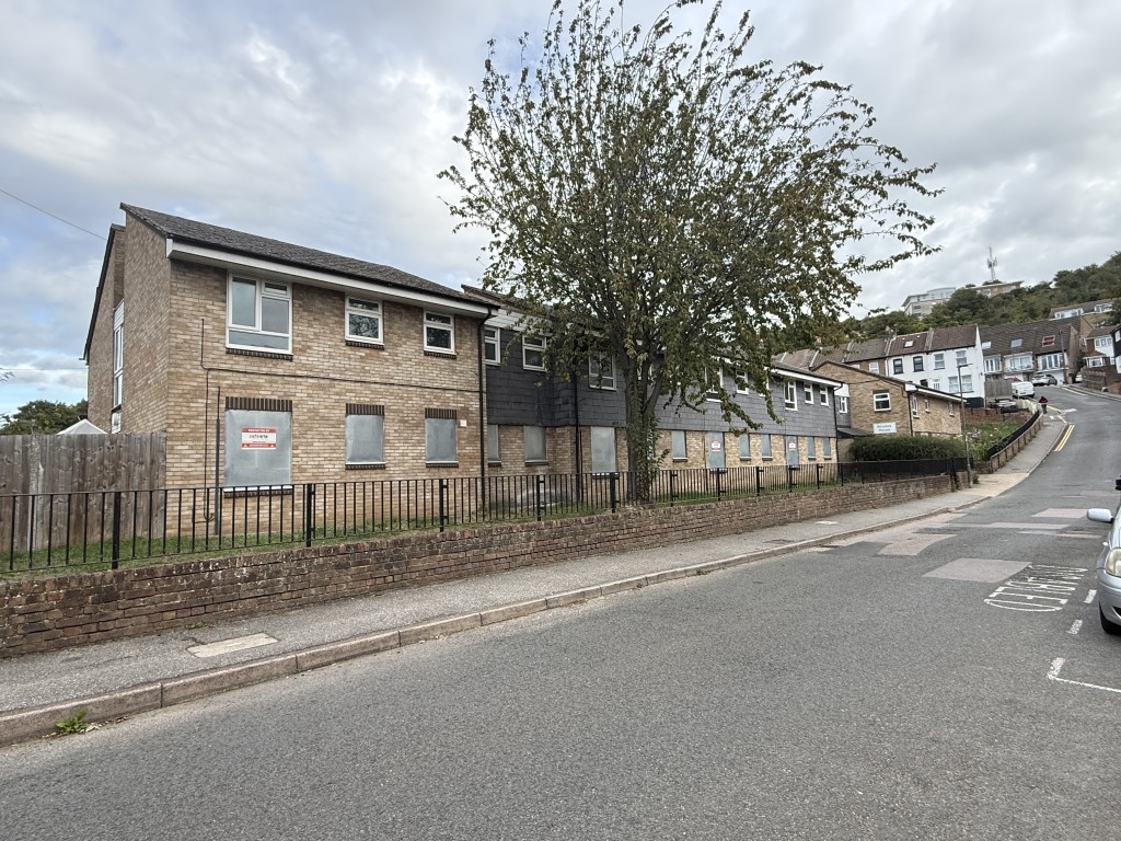 Lot: 20 - SUBSTANTIAL DETACHED BLOCK OF 23 UNITS ON 0.47 ACRES WITH DEVELOPMENT POTENTIAL - View of Large Block of Residential Units